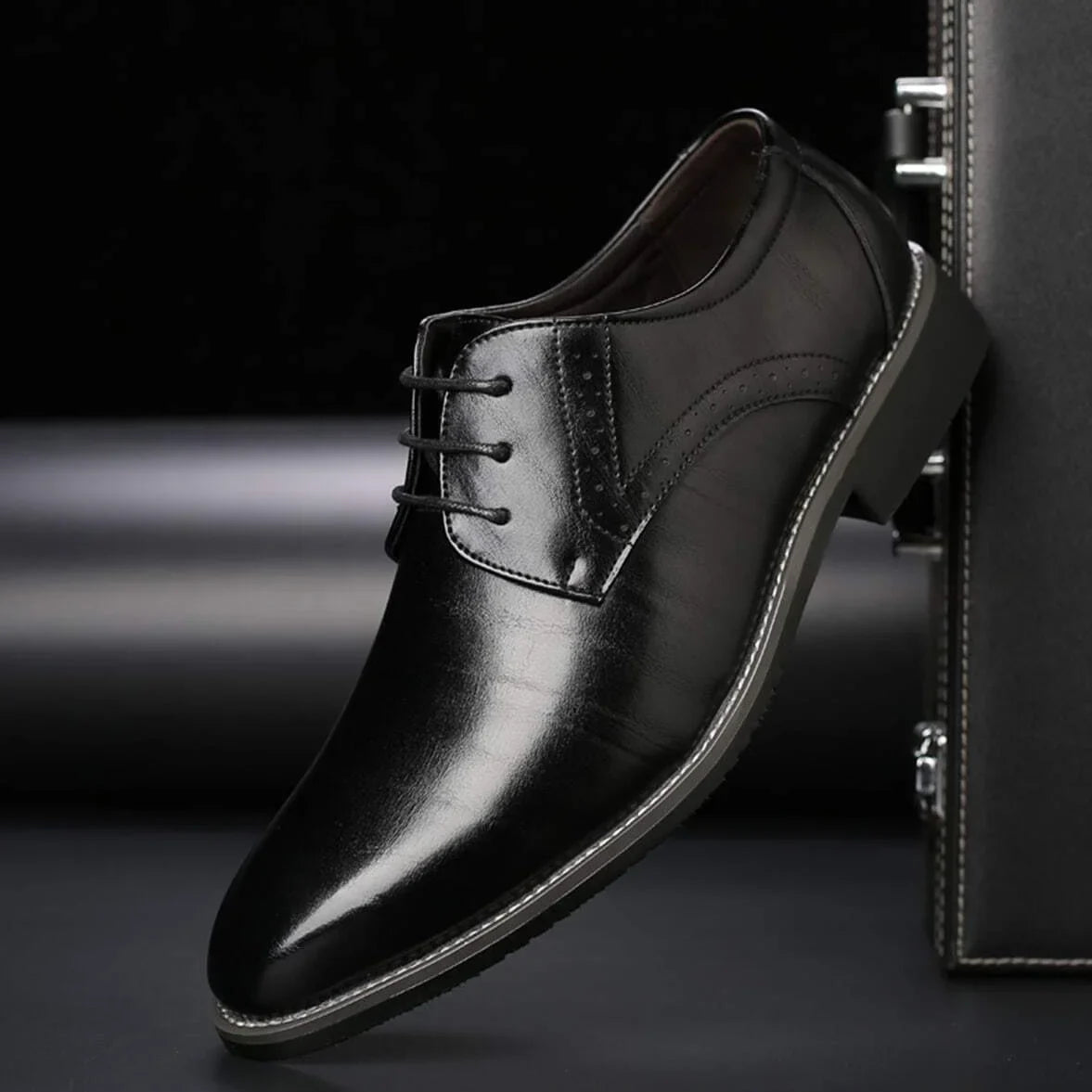 Men's Oxford Shoes with Closed Lace and Brogue Detailing - Black