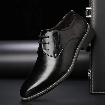 Men's Oxford Shoes with Closed Lace and Brogue Detailing - Black
